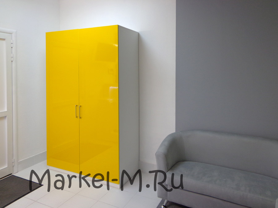 Гардеробный шкаф для салона красоты с глянцевыми фасадами желтого цвета