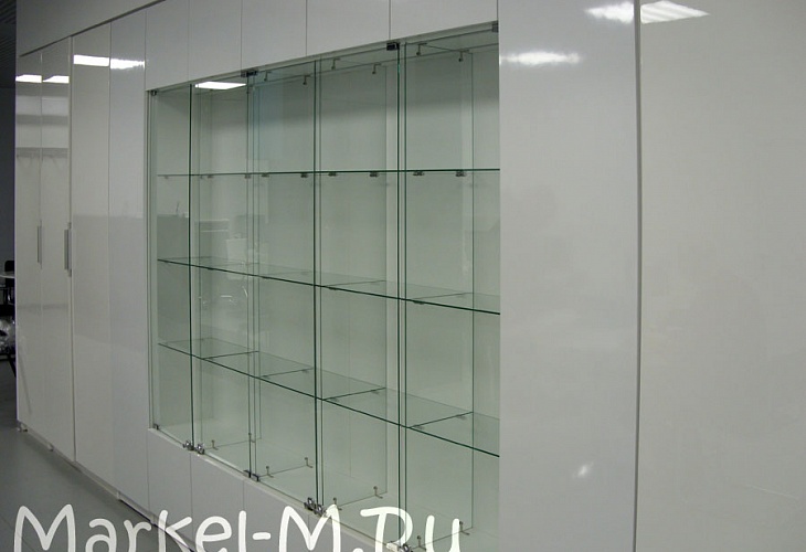Белый шкаф для офиса со стеклом