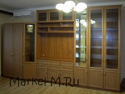 Стенка в комнату с рамочными МДФ фасадами и карнизом со стеклянной витриной для посуды, зеркальная задняя стенка